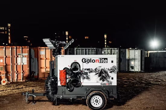 Установленный на прицепе автомобиля складной светодиодный прожектор для башенного крана